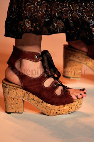 Zapatos plataforma moda verano 2012 anna sui detail